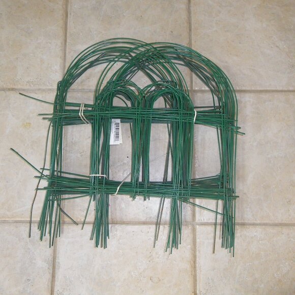 18 Pieces Cathedral Folding Green Wire Garden Fence - Mixed Lot - Picture 1 of 2